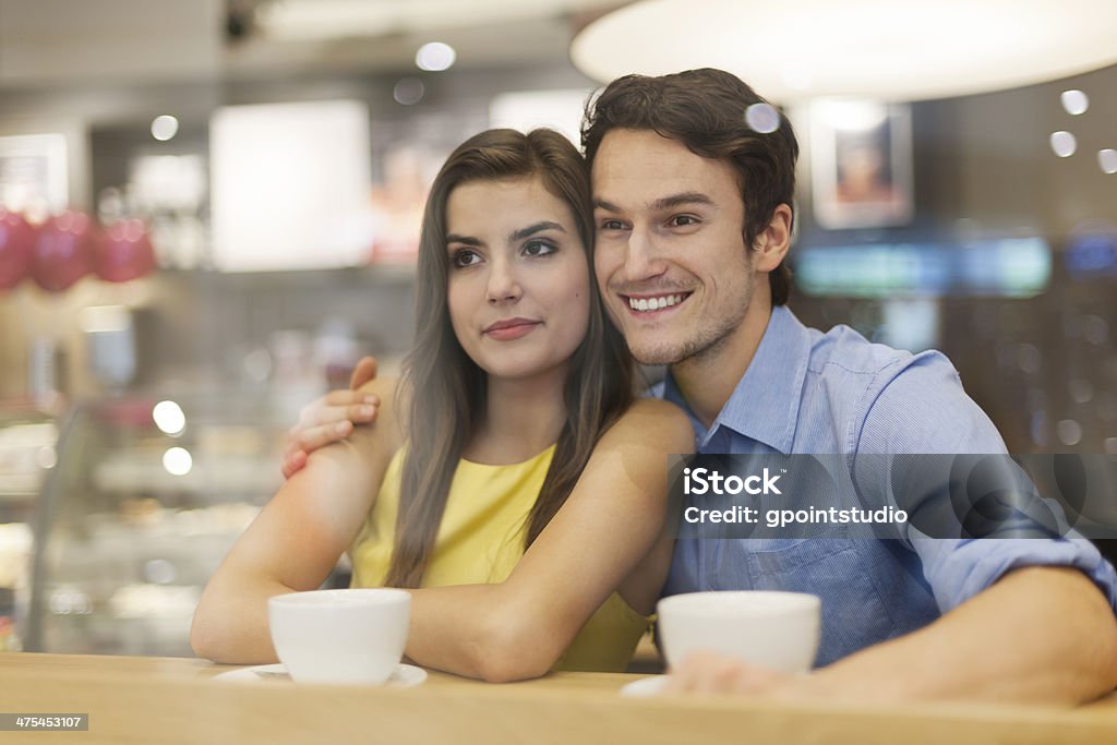 Retrato de casal na data romântica com café - Royalty-free Abraçar Foto de stock