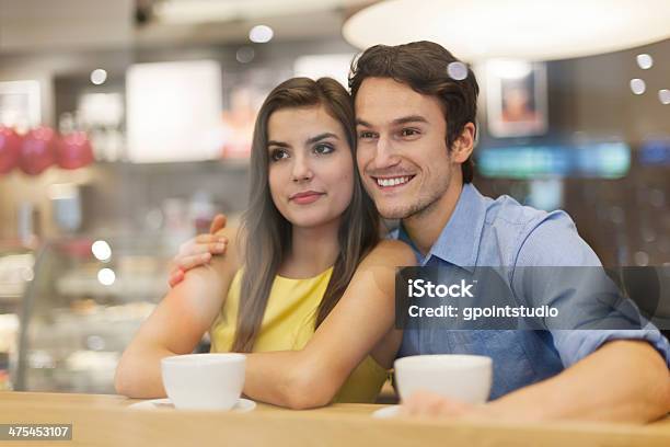 Retrato De Casal Na Data Romântica Com Café - Fotografias de stock e mais imagens de Abraçar - Abraçar, Adulto, Alegria