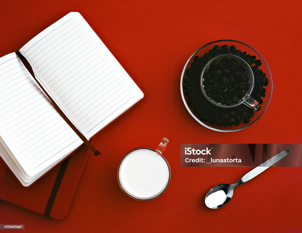 Notebook e grão de café sobre um fundo vermelho - Royalty-free Agência de Apostas Foto de stock