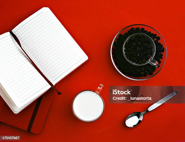 Notebook E Grão De Café Sobre Um Fundo Vermelho - Fotografias de stock e mais imagens de Agência de Apostas - Agência de Apostas, Aprender, Atividades de Fim de semana