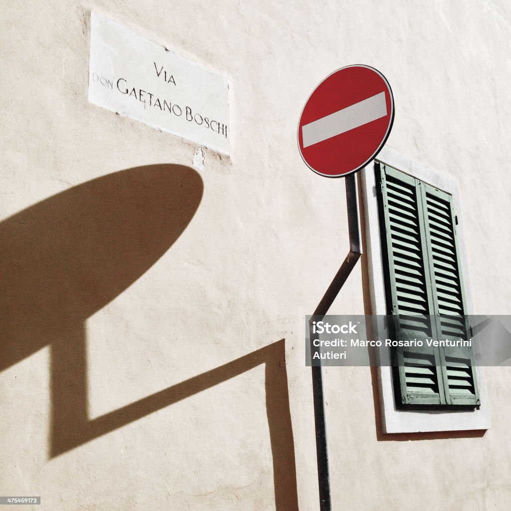 Luz, sombras e as placas de rua - Foto de stock de Abstrato royalty-free