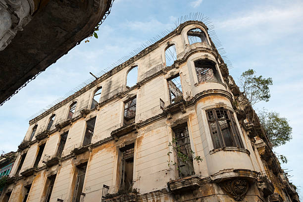istock Decaying colonial building in Havana, Cuba 475463344