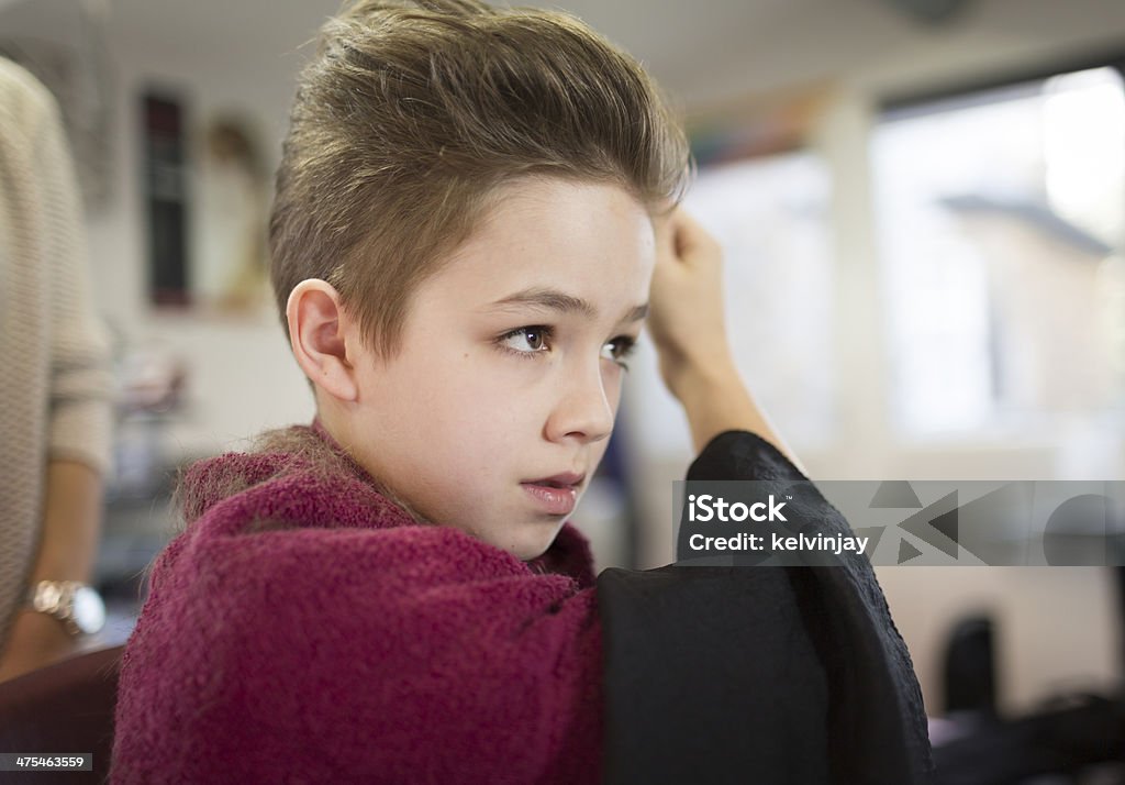 Garçon obtenir une coupe de cheveux - Photo de Adolescent libre de droits