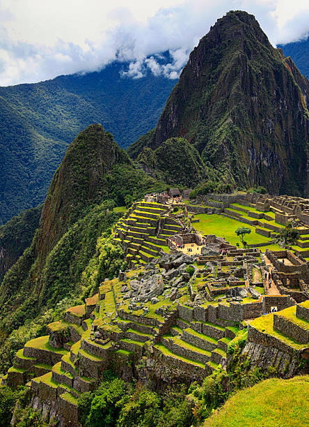 machu picchu - unesco world heritage site cloud day sunlight fotografías e imágenes de stock