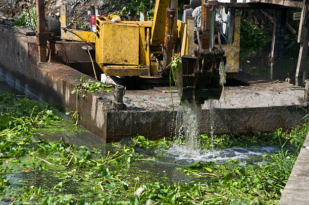istock Canal Boat with Pneumatic Digging Arm 475466640