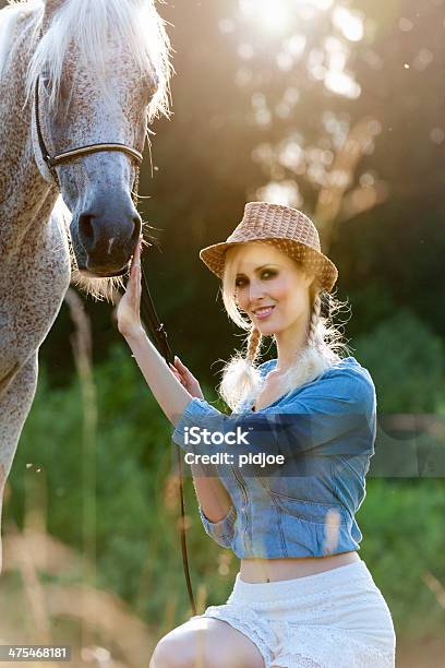 Donna E Cavallo Nel Prato Destate - Fotografie stock e altre immagini di Abbigliamento casual - Abbigliamento casual, Accarezzare un animale, Accudire
