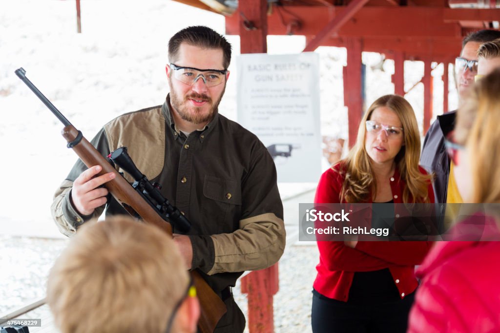 Armas de fogo instrutor no campo de disparo - Foto de stock de 30 Anos royalty-free