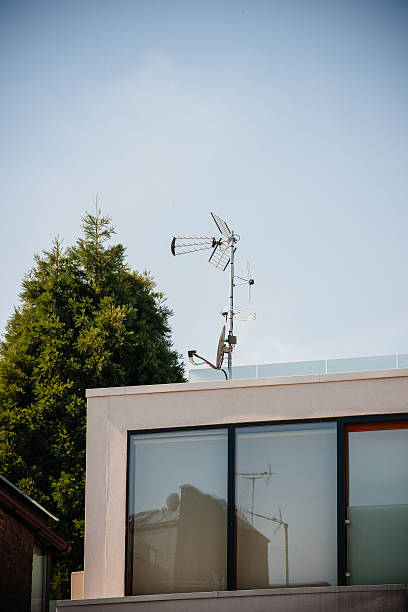 digital e analógica antena junto a antena parabólica no telhado - television aerial roof antenna city imagens e fotografias de stock
