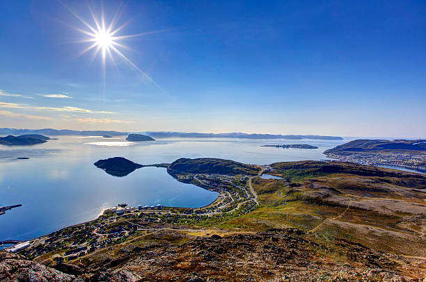 journée ensoleillée de hammerfest. - hammerfest photos et images de collection