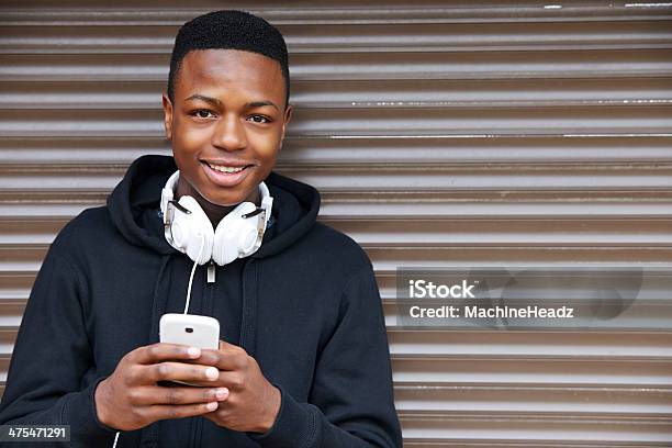 Teenager Junge Musik Hören Und Mit Telefon Stockfoto und mehr Bilder von Männlicher Teenager - Männlicher Teenager, Afro-amerikanischer Herkunft, Afrikanischer Abstammung