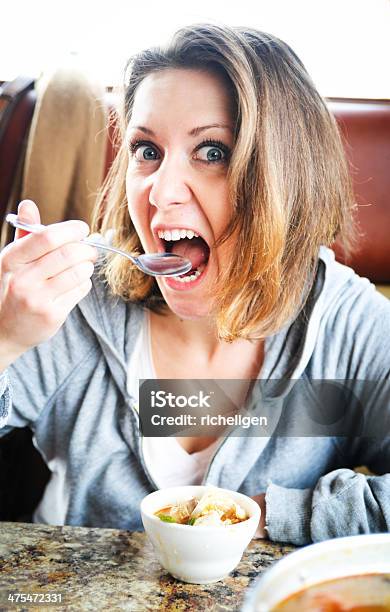 Yum Suppe Stockfoto und mehr Bilder von Attraktive Frau - Attraktive Frau, Ausgebleicht, Braunes Haar