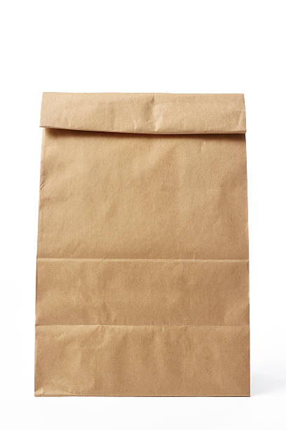 isolierte schuss von blank braune papiertüte auf weißem hintergrund - lunch take out food bag paper bag stock-fotos und bilder