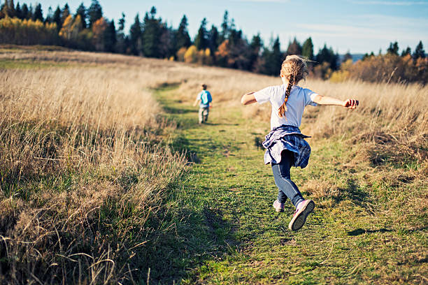 glückliche kleine kinder wandern - walking girl stock-fotos und bilder