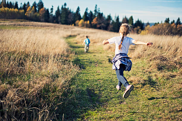 счастливый маленький ребенок hiking - walking girl стоковые фото и изображения