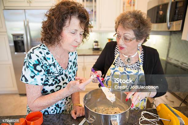 Senior Cottura Pastella Seriedegustazione - Fotografie stock e altre immagini di Assaggiare - Assaggiare, Ciotola per mescolare gli ingredienti, Composizione orizzontale