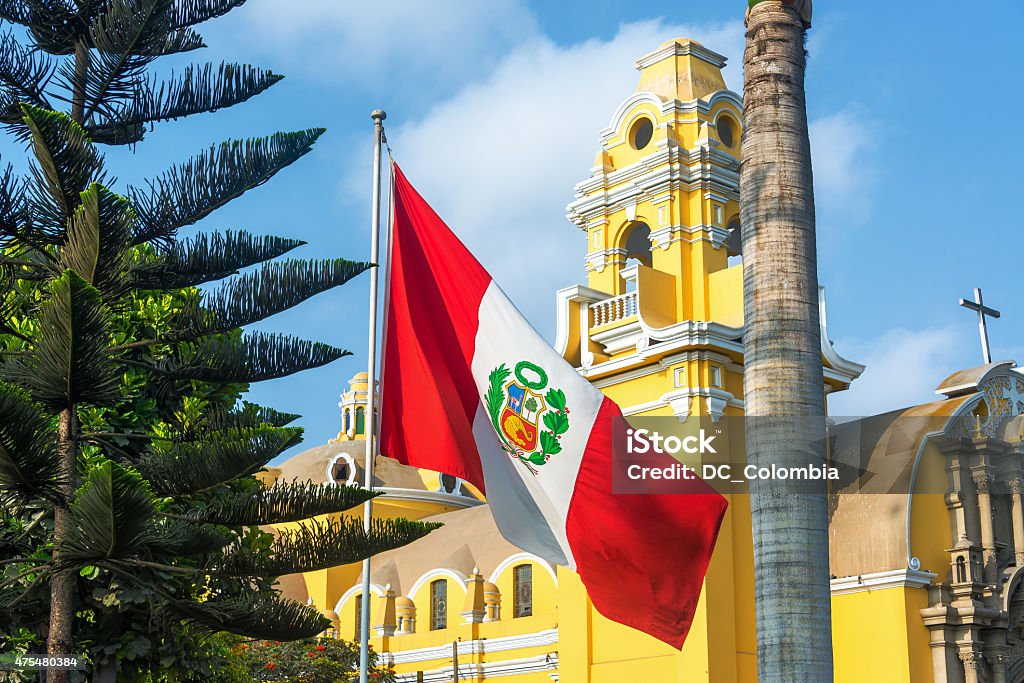 Iglesia Y Bandera Peruana Foto de stock y más banco de imágenes de Perú -  Perú, Lima - Perú, Bandera - iStock