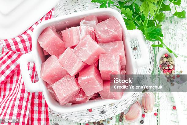 Carne Cruda - Fotografie stock e altre immagini di Aglio - Alliacee - Aglio - Alliacee, Alimentazione sana, Ambientazione interna