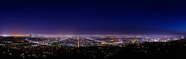 skyline de los angeles na noite - hollywood california skyline city of los angeles panoramic imagens e fotografias de stock