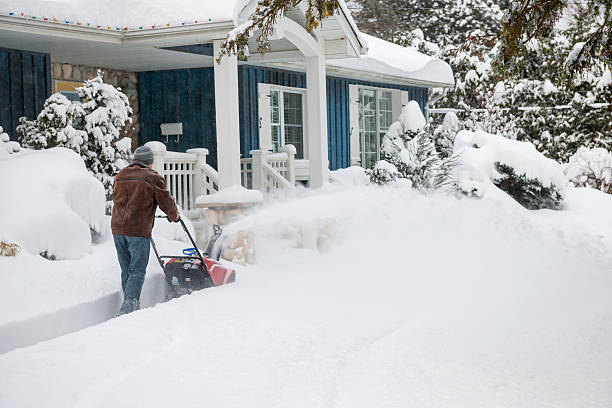 uomo utilizzando sgombraneve nella neve alta - blizzard house storm snow foto e immagini stock