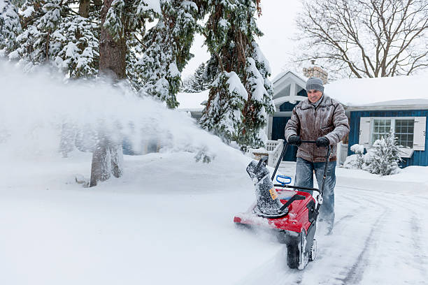 человек уборка подъезд с роторный снегоочиститель - blizzard house storm snow стоковые фото и изображения