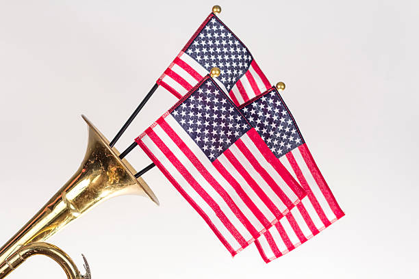 amerikanische flagge trompete - toll free audio stock-fotos und bilder