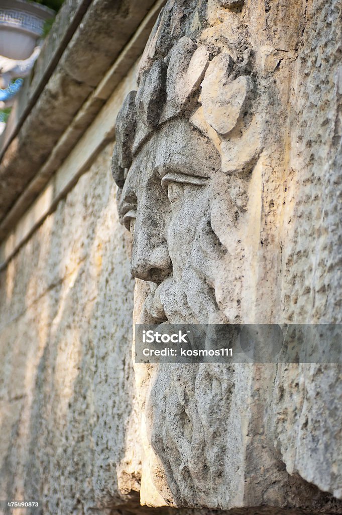 Rosto de homem com uma barba esculpidas na pedra - Foto de stock de Adulto royalty-free