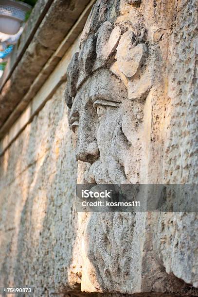 Foto de Rosto De Homem Com Uma Barba Esculpidas Na Pedra e mais fotos de stock de Adulto - Adulto, Antiguidades, Arqueologia