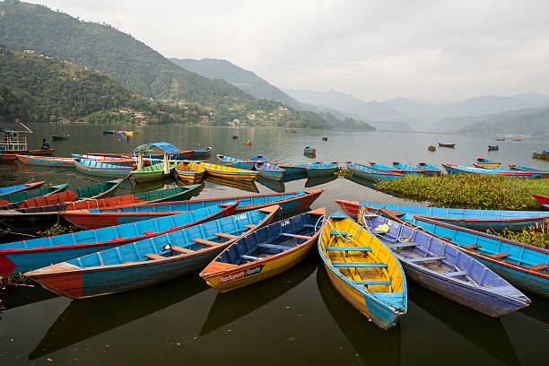 vista del lago in pokhara - nepalese culture nepal kathmandu bagmati fotografías e imágenes de stock
