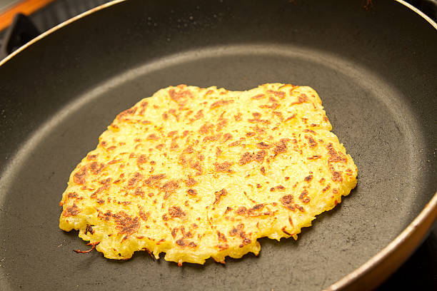 karoffelpuffer in der pfanne - roesti zdjęcia i obrazy z banku zdjęć