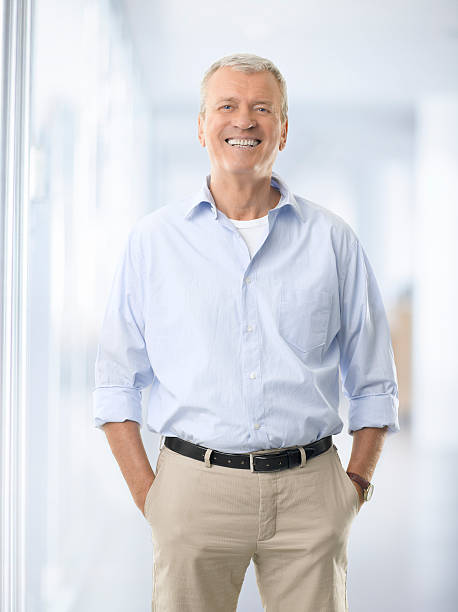 porträt von einem leitenden geschäftsmann, lächeln - isolated cheerful businessman smiling stock-fotos und bilder