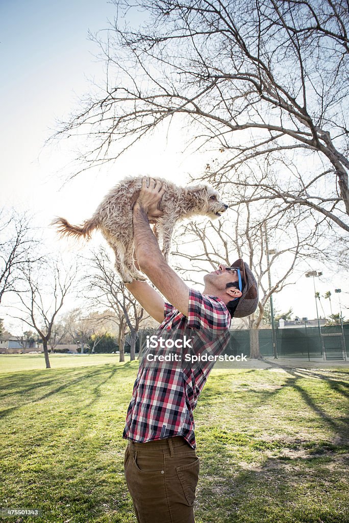 Человек играет со своей собакой - Стоковые фото 30-39 лет роялти-фри