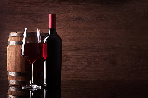 Butelkę czerwonego wina, szkło i Beczka na drewnianym tle – zdjęcie