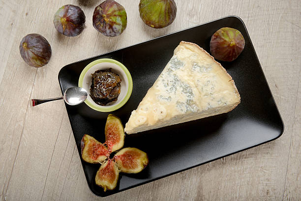 queijo italianas servidas com fig e jam - cheese gorgonzola blue animal vein imagens e fotografias de stock