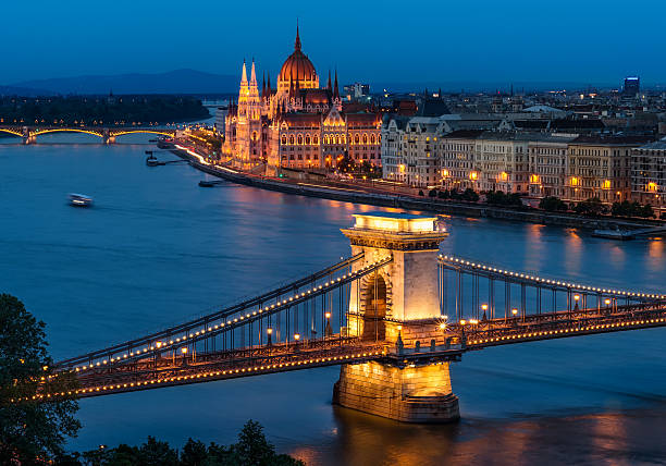 pont à chaînes széchenyi et du parlement hongrois - budapest chain bridge night hungary photos et images de collection