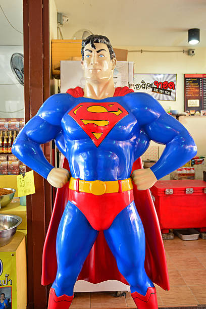 superman modelo parado en thung bua chom mercado flotante - superman fotografías e imágenes de stock