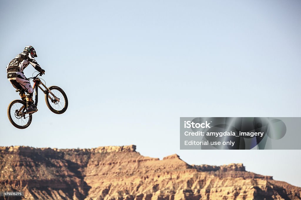 Ciclismo de montaña extrema - Foto de stock de Salirse de lo normal libre de derechos