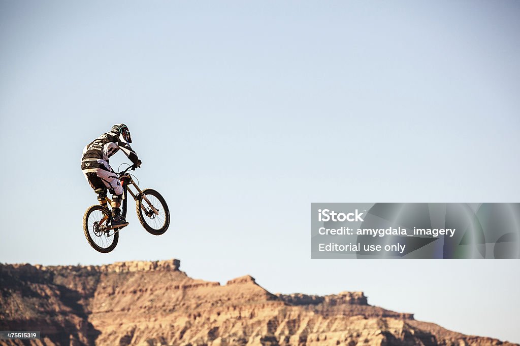 Estrema di mountain bike - Foto stock royalty-free di Red Bull