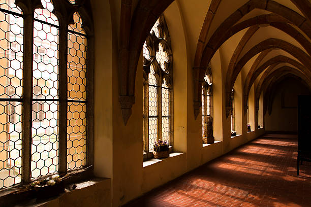 修道院 - inside of indoors castle column ストックフォトと画像