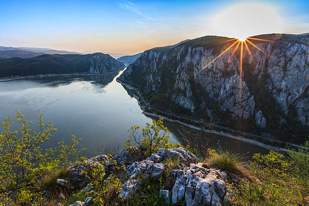 il danubio gorges - danube river serbia ravine romania foto e immagini stock