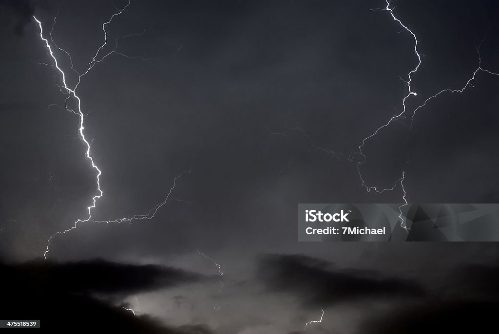 Lightning con nuvole drammatici - Foto stock royalty-free di Ambientazione esterna