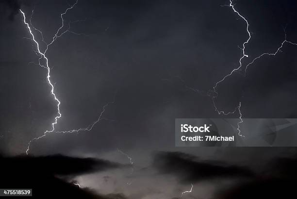 Lightning Con Nuvole Drammatici - Fotografie stock e altre immagini di Ambientazione esterna - Ambientazione esterna, Ambiente, Blu