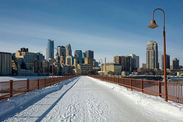 Snow covering the Stone Arch Bridge, Minneapolis, Minnesota, USA Snow covering the Stone Arch Bridge, Minneapolis, Minnesota, USA minneapolis stock pictures, royalty-free photos & images