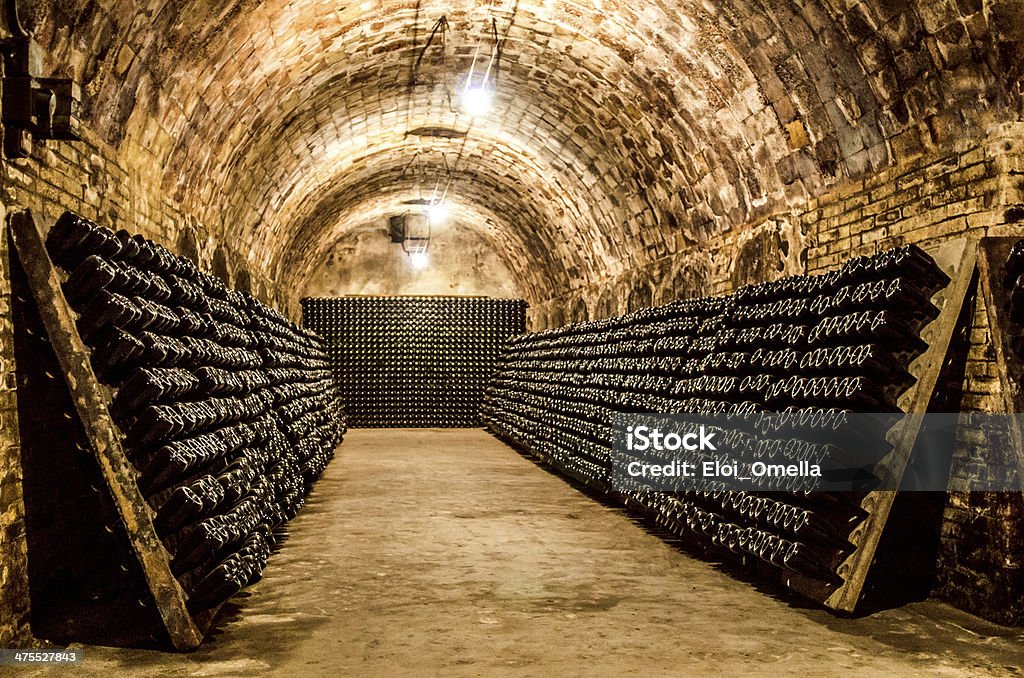 Weinflaschen in einem Weinkeller horizontal - Lizenzfrei Schaumwein Stock-Foto