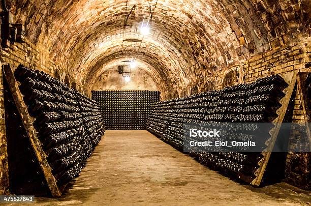 Weinflaschen In Einem Weinkeller Horizontal Stockfoto und mehr Bilder von Schaumwein - Schaumwein, Region Champagne-Ardenne, Wein