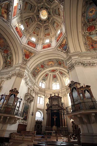 innerhalb von christian kathedrale in salzburg, österreich - indoors cathedral salzburg cathedral salzburg stock-fotos und bilder