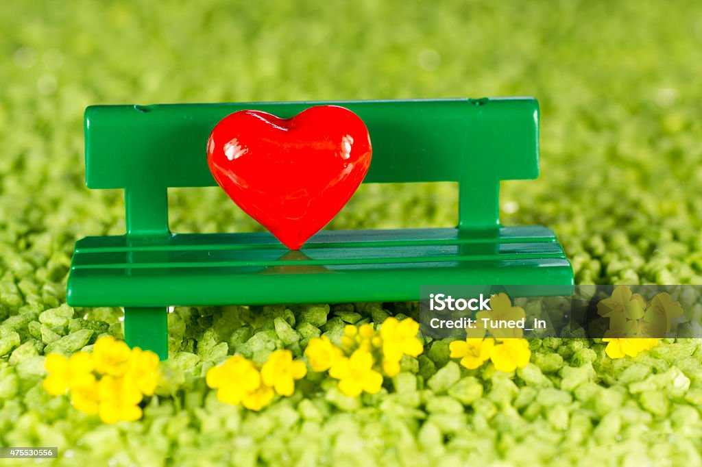 Rote Herzen auf grünen Tisch mit Blumen, Liebe symbol - Lizenzfrei 2015 Stock-Foto