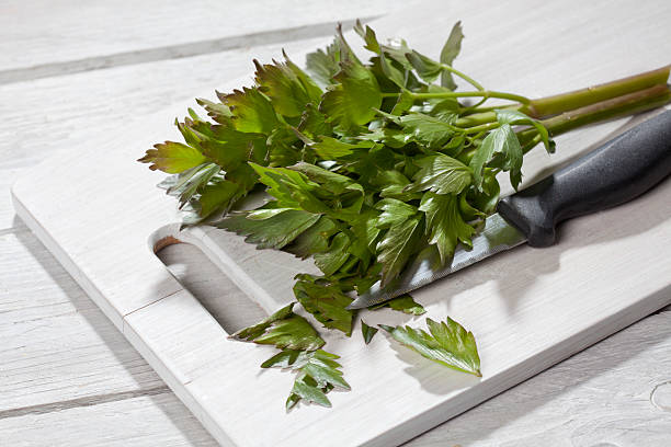 casco di lovage nel tagliare a pezzetti scheda - levisticum officinale foto e immagini stock