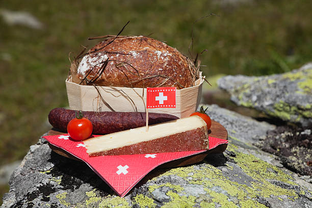 bratwurst, schweizer käse, brot, snack-menü für wanderer, wallis, schweiz - saussage stock-fotos und bilder