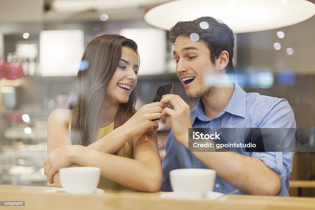 Alegre casal falando no telefone no cafe - Foto de stock de Adulto royalty-free