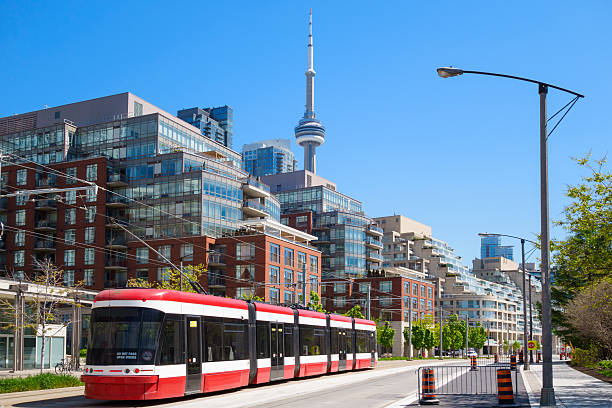 tranvía rojo en toronto, canadá - city urban scene canada commercial land vehicle fotografías e imágenes de stock